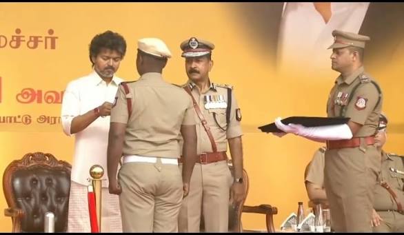 665 காவல் துறை அதிகாரிகளுக்கு காவலர் பதக்கம்... முதல் அமைச்சர் விஜய் கௌரவிப்பு!